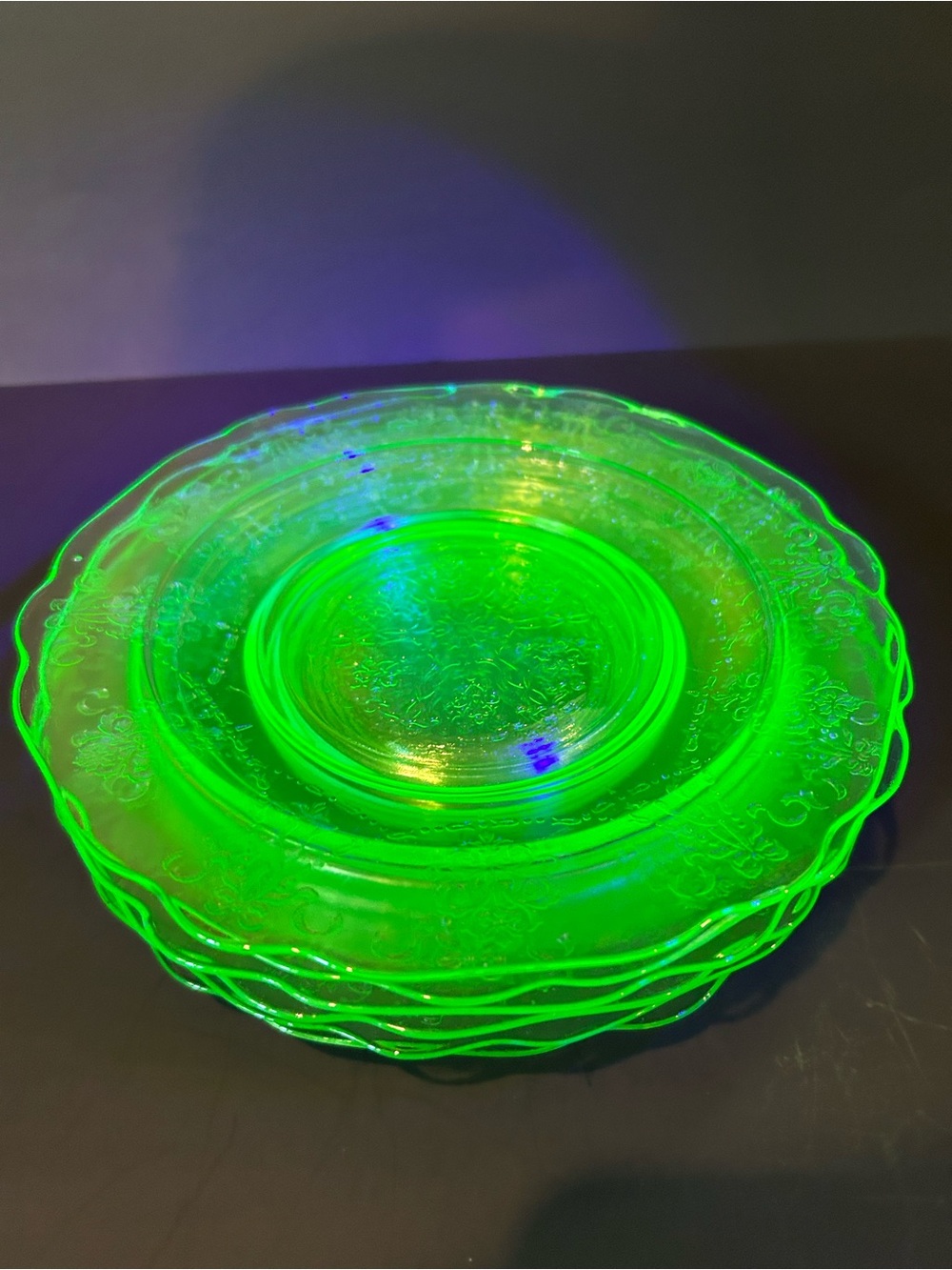 Belmont Tumbler Co. Bowknot Pattern Uranium Glass Set of 6 Plates 7”